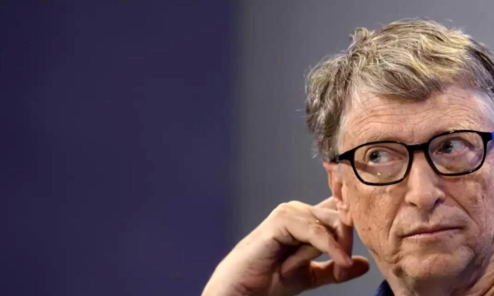 Μπιλ Γκέιτς: Μερικοί έχουν ξεφύγει πολύ και συνδέουν τα εμβόλια με μικροτσίπ